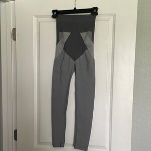 Gray slim Leggings with Stretchy Athletic Fit *see pics flaw snag shown in photo